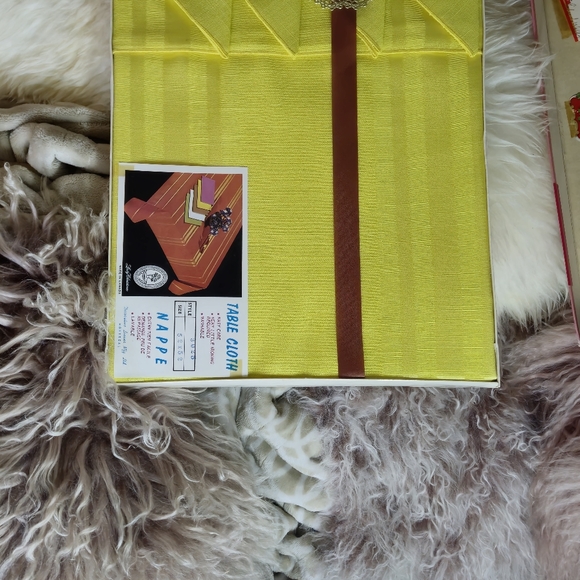 Lady Cristina set of Yellow Linen Tablecloth and 4 Napkins - Picture 13 of 13